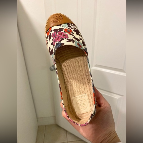 Tory Burch Cream, Red, Blue Wallpaper Floral Espadrilles Size 9 - Picture 1 of 5